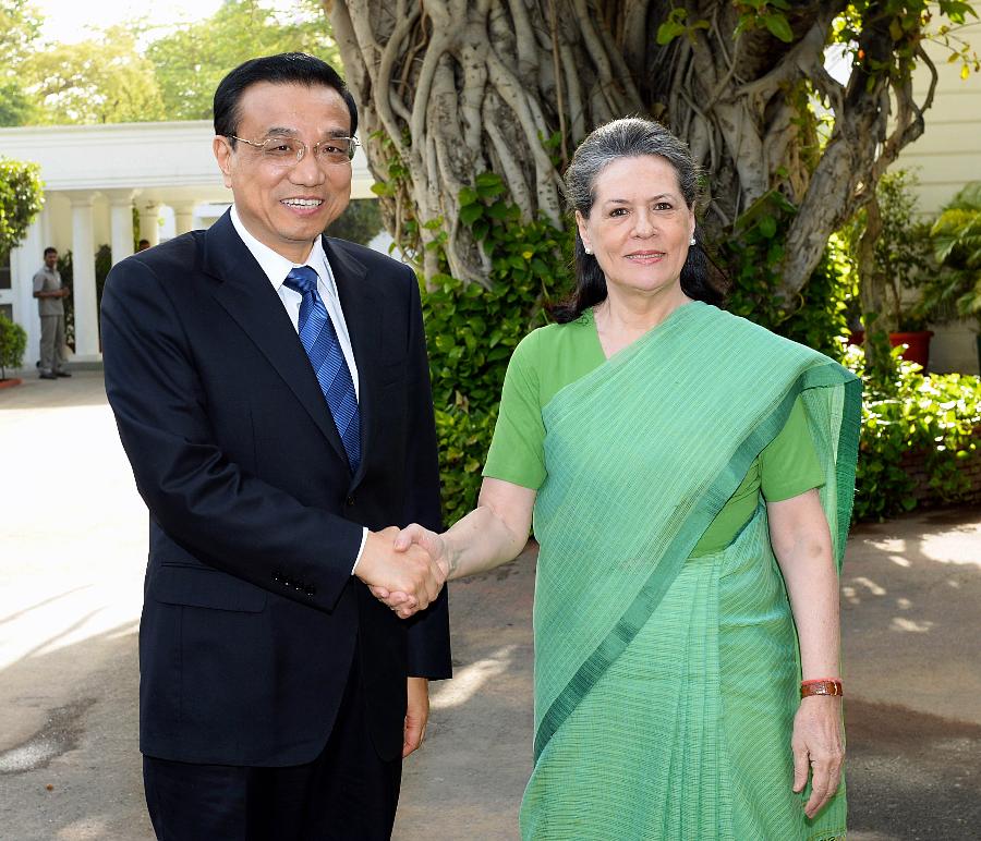 Chinese Premier Li Keqiang (L) meets with Sonia Gandhi, chairperson of India's Congress party in New Delhi, India, May 20, 2013. (Xinhua/Li Tao)