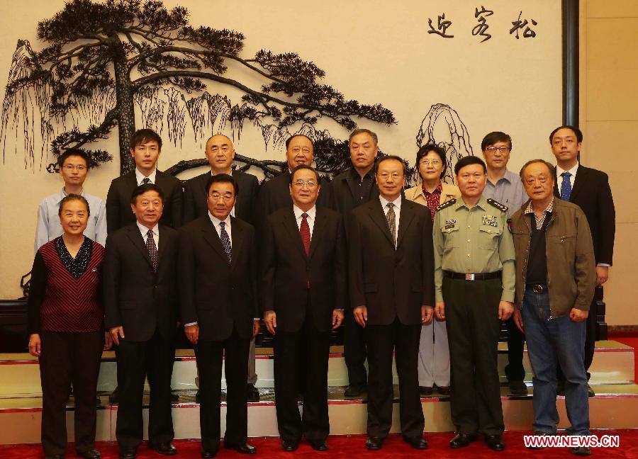 Yu Zhengsheng (C front), chairman of the National Committee of the Chinese People's Political Consultative Conference (CPPCC), poses for a photo with relatives of Wang Enmao, late vice chairman of the 6th and 7th CPPCC National Committees, before a symposium held to commemorate the 100th anniversary of Wang's birth, in Beijing, capital of China, May 20, 2013. (Xinhua/Liu Weibing)  