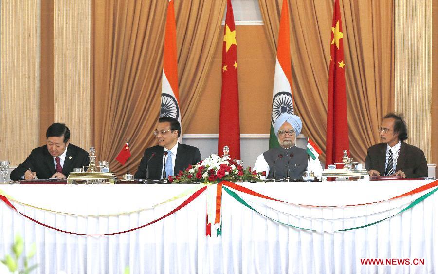 Chinese Premier Li Keqiang (2nd L) and Indian Prime Minister Manmohan Singh (2nd R) jointly witness the signing of a series of bilateral cooperative documents in New Delhi, India, May 20, 2013. (Xinhua/Ju Peng) 