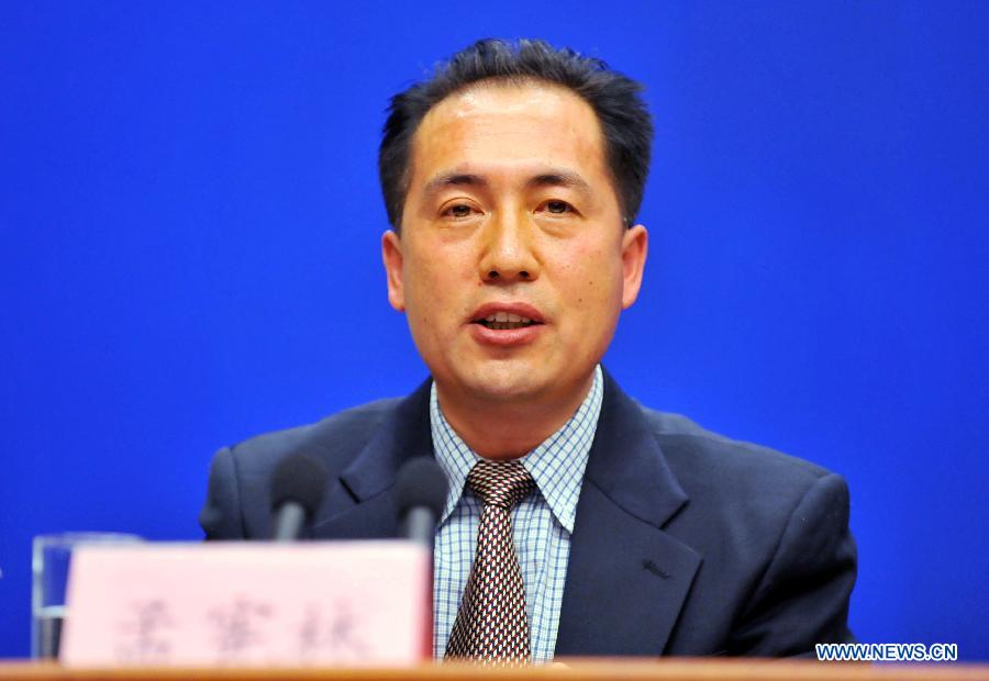 Meng Xianlin, executive deputy director of the Endangered Species Import and Export Management Office, answers questions during a press conference on the wildlife conservation in China held by the State Council Information Office in Beijing, capital of China, May 21, 2013. (Xinhua/Chen Yehua)