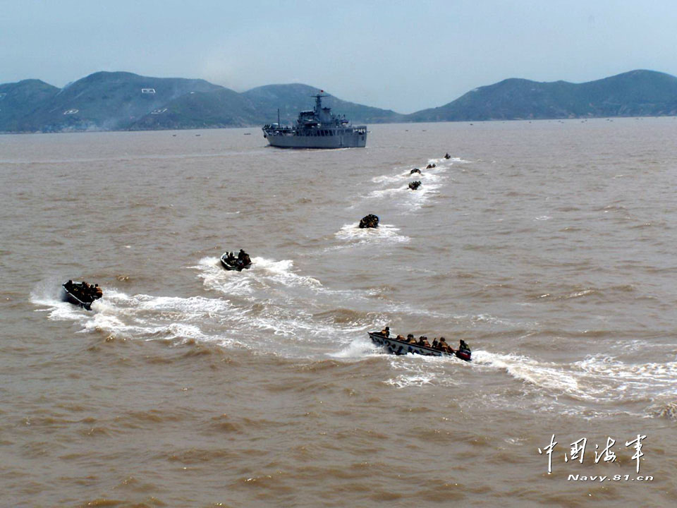 A landing ship brigade under the East Sea Fleet of the Navy of the Chinese People's Liberation Army (PLA) conducts a large-scale landing training recently, which has effectively tested and enhanced ships’ overall combat level and emergency handling capability under complex conditions. (navy.81.cn/Li Yeyong, Li Hao, Wu Yajiang)