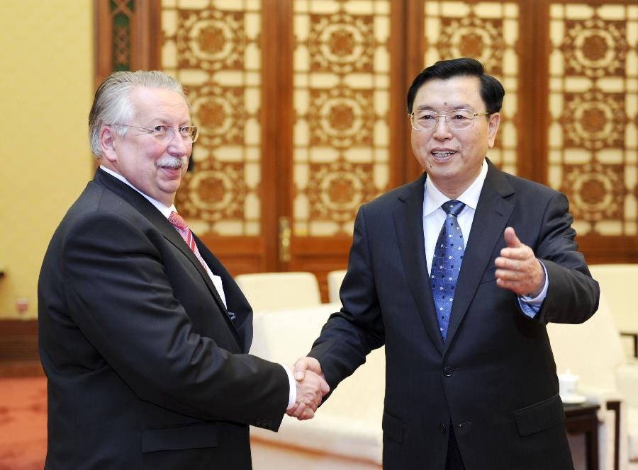 Zhang Dejiang (R), chairman of the Standing Committee of the National People's Congress (NPC), meets with Belgian Parliament Speaker Andre Flahaut, in Beijing, capital of China, May 21, 2013. (Xinhua/Xie Huanchi)