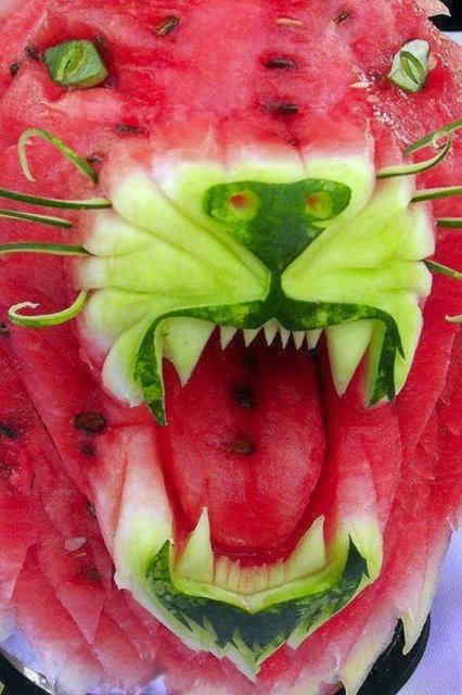 Watermelons are carved in various shapes. (Source: sznews.com)