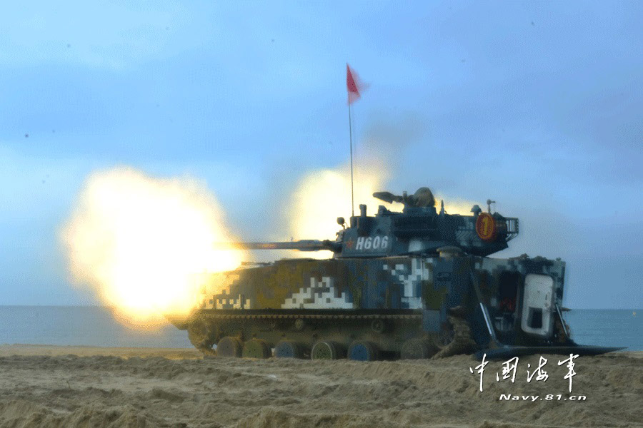 The photo shows that a new-type amphibious assault vehicle is conducting live-ammunition fire. (Chinamil.com.cn)