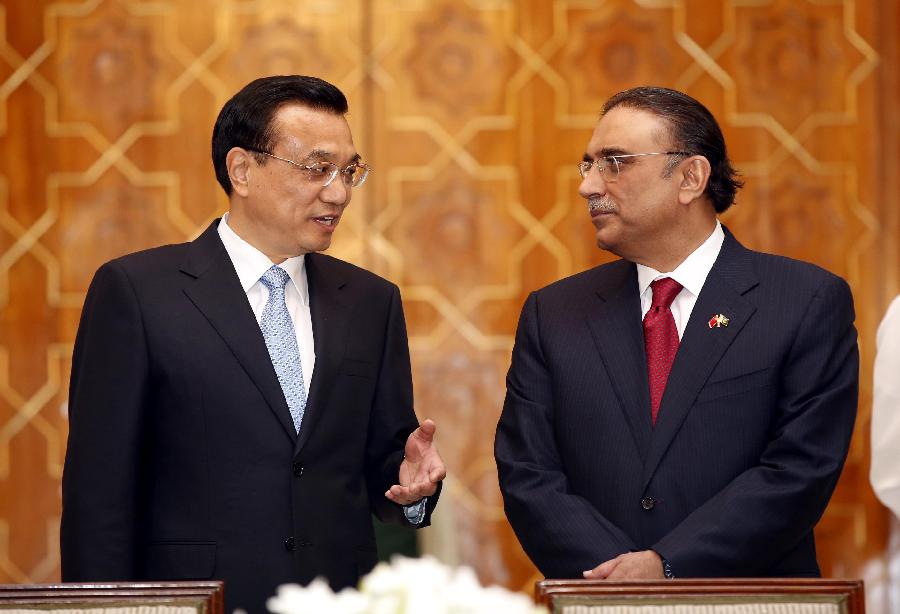 Chinese Premier Li Keqiang (L) talks with Pakistani President Asif Ali Zardari (R) at a signing ceremony after their meeting in Islamabad, Pakistan, May 22, 2013. (Xinhua/Ju Peng) 