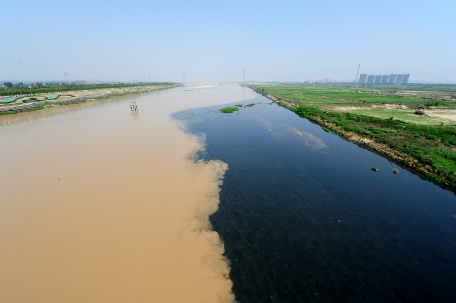 The main outfall in Xi'an. Zaohe River (black water) is discharged directly to Weihe River (yellor water). (Xinhua/Ding Haitao)