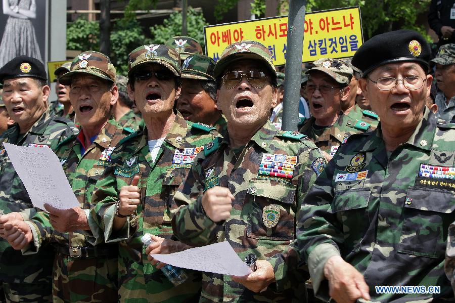 South Korean veterans participate in an anti-Japan rally outside the Japanese embassy in Seoul, South Korea, May 23, 2013. (Xinhua/Park Jin-hee) 