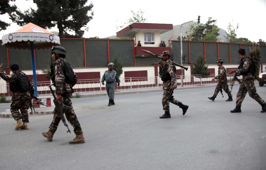 Afghan soldiers arrive at the site of an attack in Kabul, Afghanistan on May 24, 2013. At least two suicide bombers and a policeman were killed and several others wounded on Friday evening when Taliban launched a coordinated attack in central Kabul, a police source said. (Xinhua/Ahmad Massoud) 