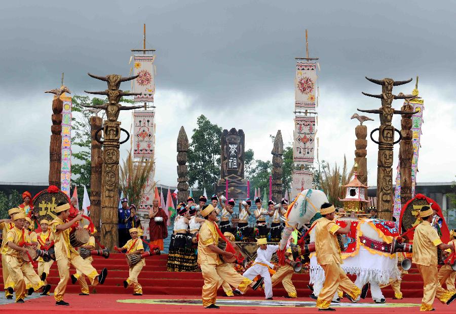 Local people in traditonal costumes dance to pay their tribute to the ancestor of tea during the opening of 2013 International Tea Convention in Pu'er, southwest China's Yunnan Province, May 25, 2013. The convention that opened on Saturday aims to promote tea culture around the world. (Xinhua/Yang Zongyou)