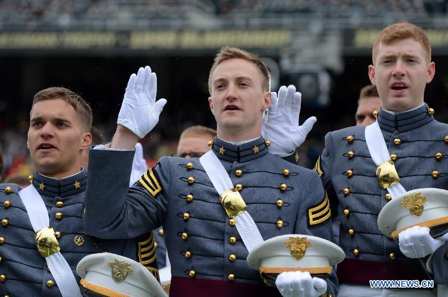 Graduating cadets take their oath during the graduation ceremonies at the United States Military Academy at West Point, New York, the United States, May 25, 2013. 1,007 cadets graduated on Saturday from the famous military academy founded in 1802. (Xinhua/Wang Lei)