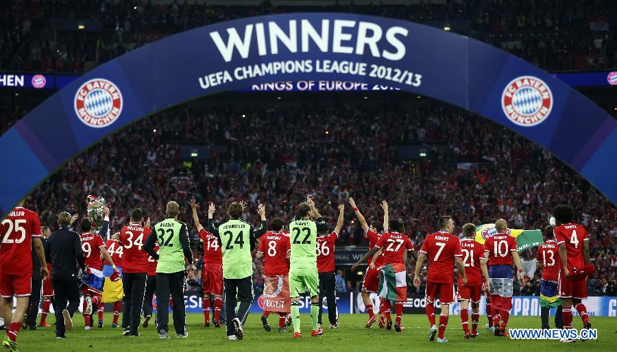 Players of Bayern Munich celebrate after the awarding ceremony for the UEFA Champions League final football match between Borussia Dortmund and Bayern Munich at Wembley Stadium in London, Britain on May 25, 2013. Bayern Munich claimed the title with 2-1.(Xinhua/Wang Lili)