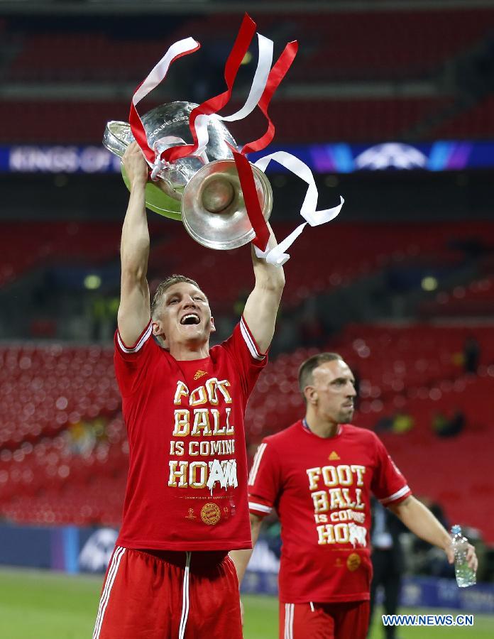 Bastian Schweinsteiger of Bayern Munich celebrates after the awarding ceremony for the UEFA Champions League final football match between Borussia Dortmund and Bayern Munich at Wembley Stadium in London, Britain on May 25, 2013. Bayern Munich claimed the title with 2-1.(Xinhua/Wang Lili)