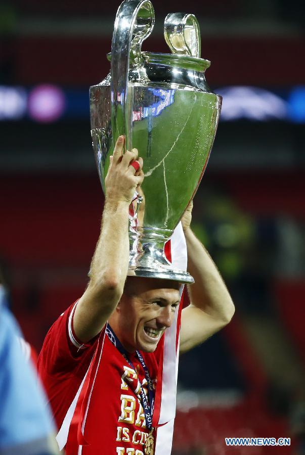 Arjen Robben of Bayern Munich celebrates with the trophy after the awarding ceremony for the UEFA Champions League final football match between Borussia Dortmund and Bayern Munich at Wembley Stadium in London, Britain on May 25, 2013. Bayern Munich claimed the title with 2-1.(Xinhua/Wang Lili)