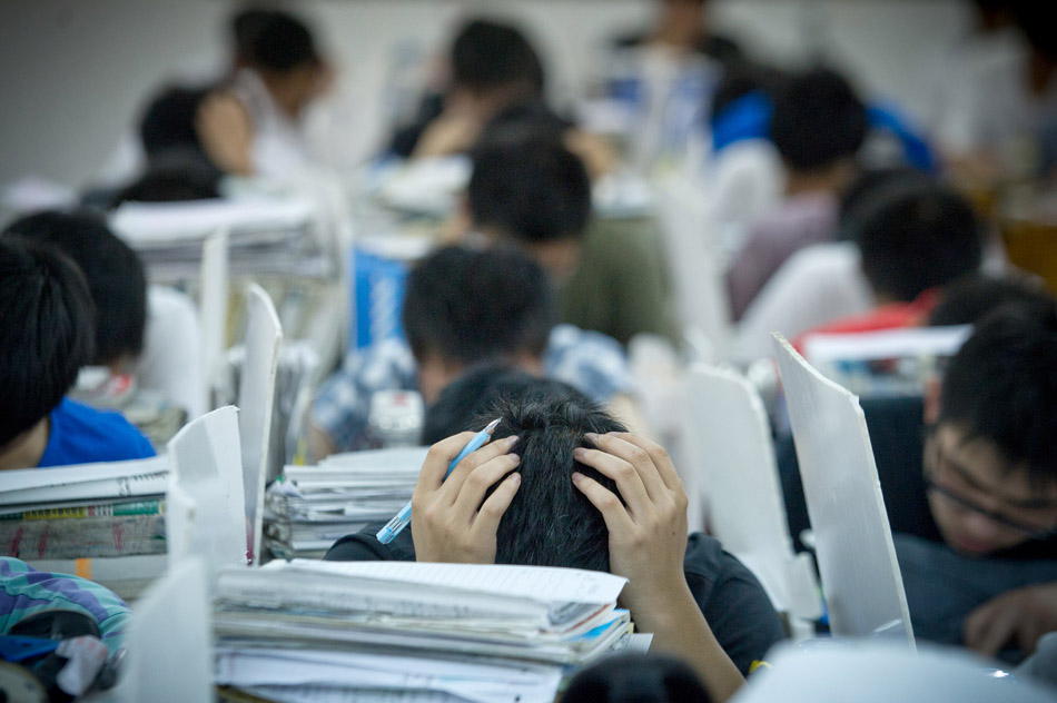 Students study from 7 p.m. to 10:05 p.m. every day at school preparing for the college entrance examination which will come in 13 days in Anhui province, May 24, 2013. (Xinhua Photo/ Guochen)