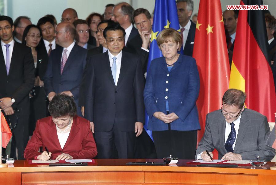 Chinese Premier Li Keqiang (L Center) and German Chancellor Angela Merkel (R Center) attend a signing ceremony after their talks in Berlin, capital of Germany, May 26, 2013. (Xinhua/Ma Zhancheng) 