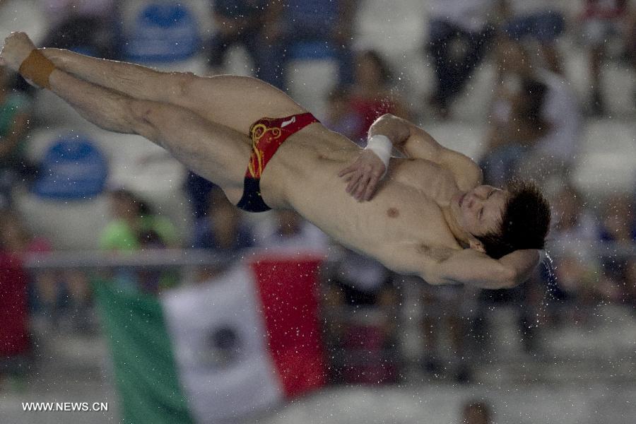 Qiu Bo of China competes during men's individual 10m Platform semifinal at the International Swimming Federation (FINA) Diving World Series 2013, in Guadalajara, Jalisco, Mexico, on May 26, 2013. (Xinhua/Alejandro Ayala)