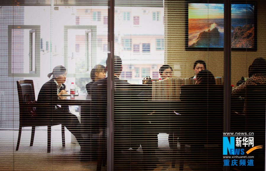 Staff members have a meeting in the conference room at China CITIC bank's Qingsi branch office. (Photo/Xinhua)