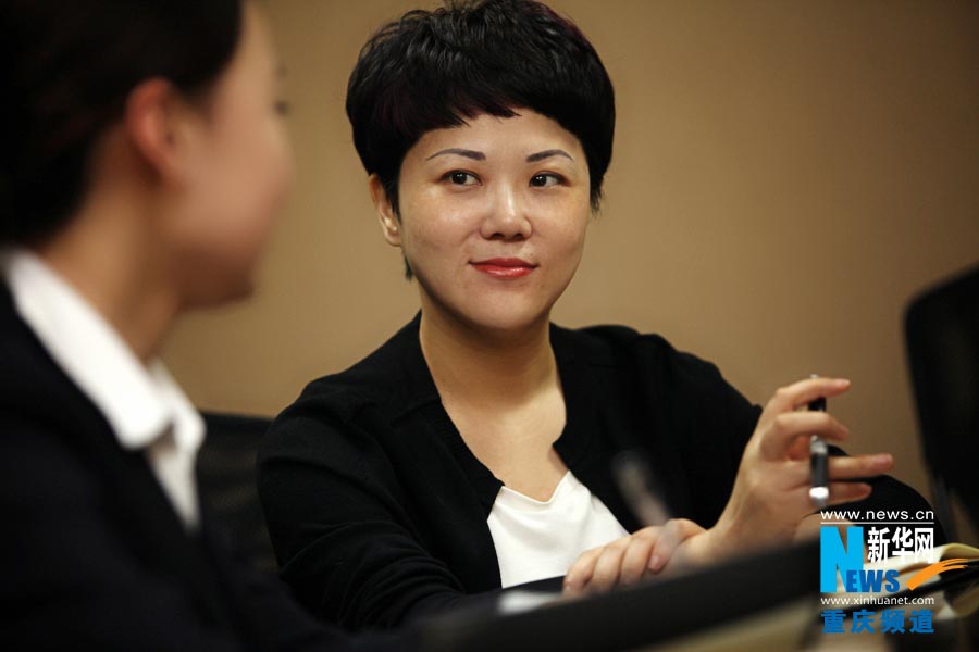 He Jinzhu, head of China CITIC bank's Qingsi branch office, has a meeting with staff members. (Photo/Xinhua)