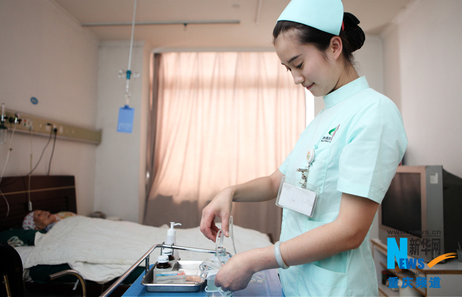 Tan Ling, a nurse in Chongqing South West Hospital, does the preparation work before infusion. (Xinhua/Peng Bo)