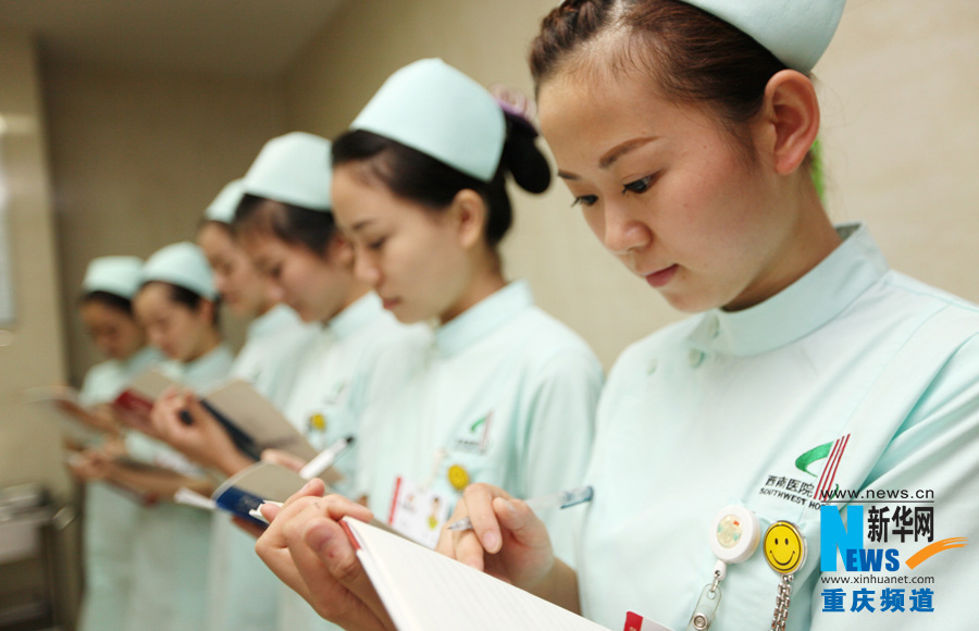 Nurses in Chongqing South West Hospital make daily work report. (Xinhua/Peng Bo)