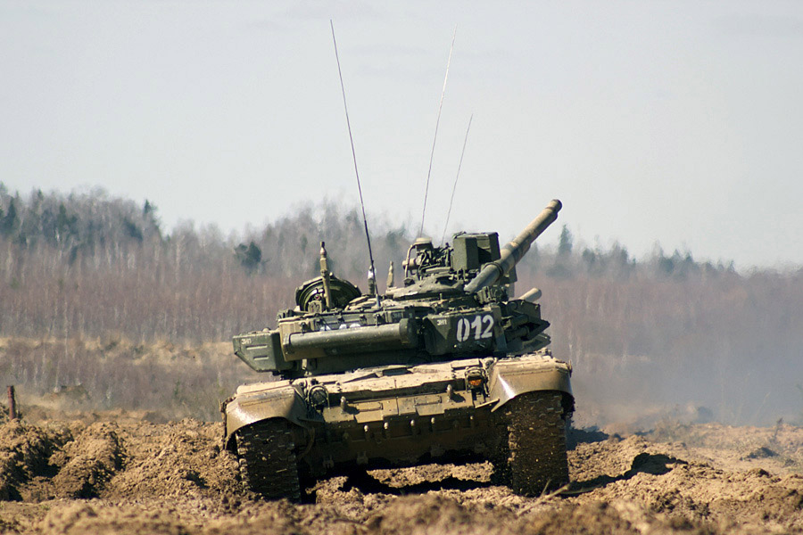 Russia's T-90A tanks (news.xinhuanet.com/mil)
