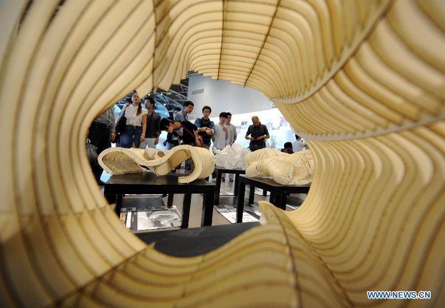 Visitors watch the works designed by graduates from Nanjing University of the Arts in Nanjing, capital of east China's Jiangsu Province, May 28, 2013. (Xinhua/Sun Can) 