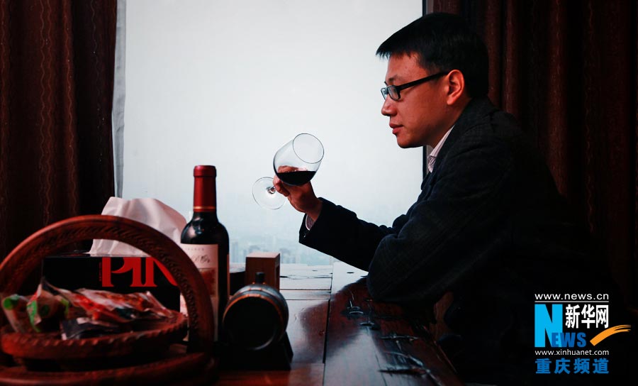 Ding tastes a Chile wine in his wine club. (Photo/ Xinhua)