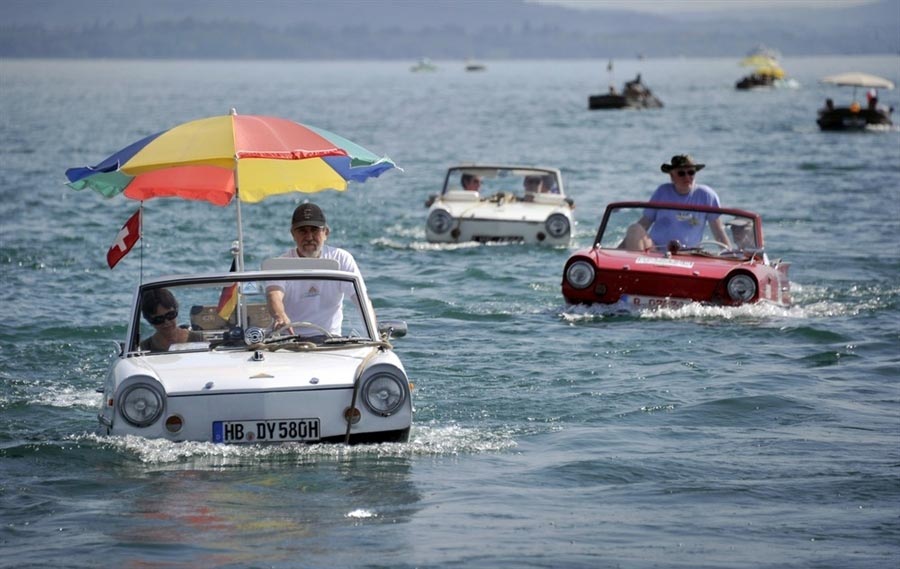 Driving amphibious car in switzerland (Source: www.huanqiu.com)