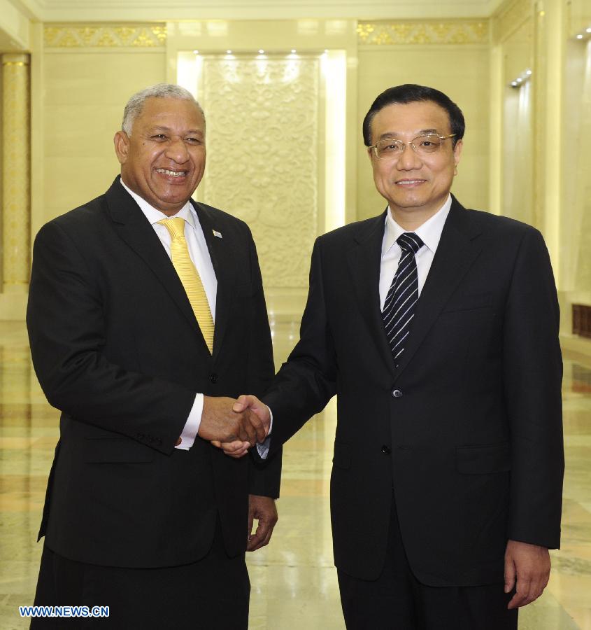 Chinese Premier Li Keqiang (R) shakes hands with Fijian Prime Minister Josaia Voreqe Bainimarama at the Great Hall of the People in Beijing, capital of China, May 29, 2013. Li Keqiang held talks with the Fijian prime minister in Beijing on Wednesday. (Xinhua/Rao Aimin)