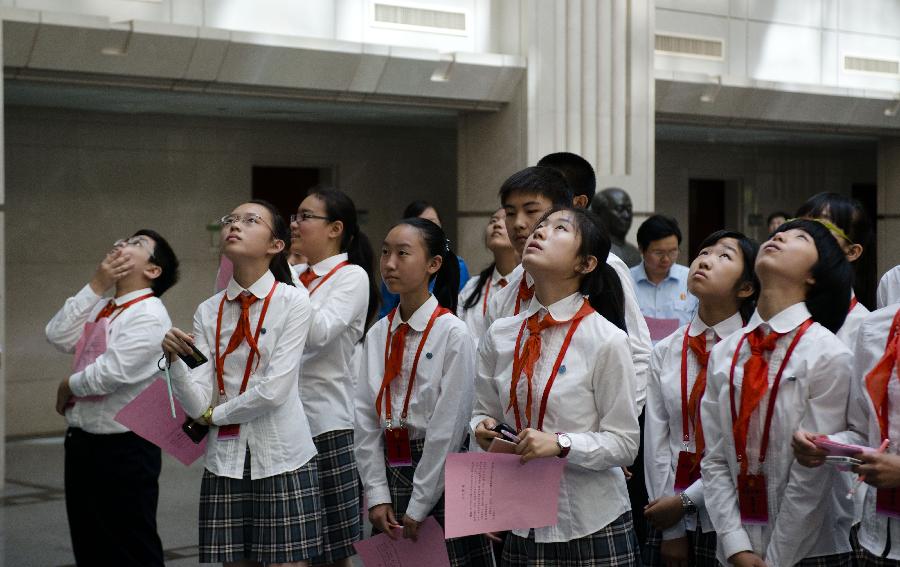 Students visit the Supreme People's Court on the court's open day in Beijing, capital of China, May 30, 2013. More than 120 students and teachers from Banchang Elementary School and No. 166 Middle School visited the Supreme People's Court on its open day on May 30. (Xinhua/Wang Quanchao)