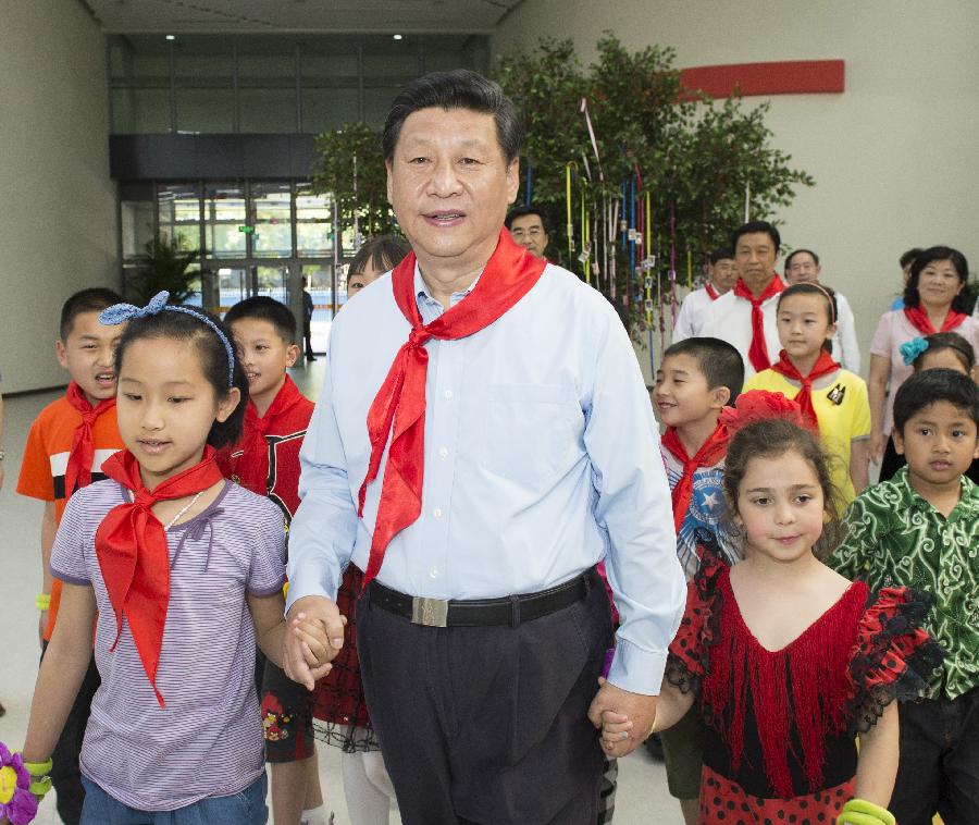 Chinese President Xi Jinping (C) takes part in a children's activity in Beijing, capital of China, May 29, 2013. (Xinhua/Li Xueren) 