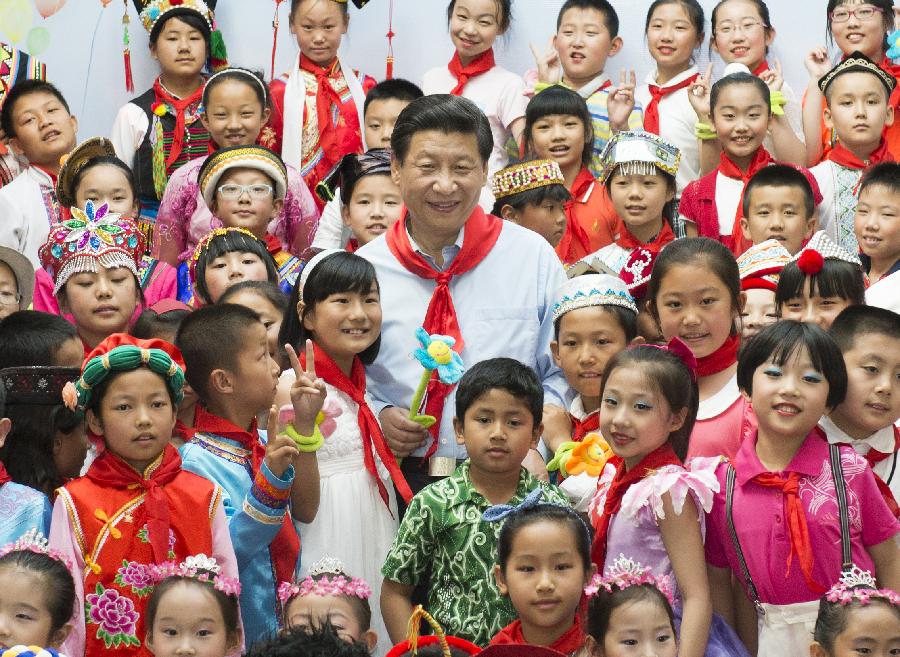 Chinese President Xi Jinping (C) poses for group photo with children during a children's activity in Beijing, capital of China, May 29, 2013. (Xinhua/Li Xueren)