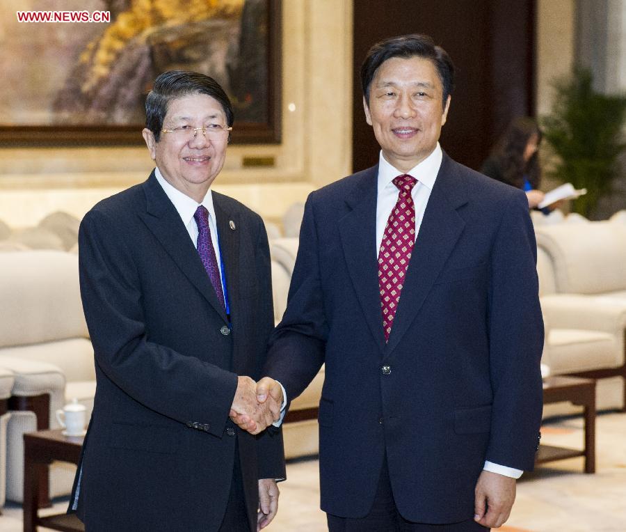 Chinese Vice President Li Yuanchao (R) meets with Cambodian Deputy Prime Minister Sok An in Xi'an, capital of northwest China's Shaanxi Province, May 30, 2013. (Xinhua/Wang Ye)