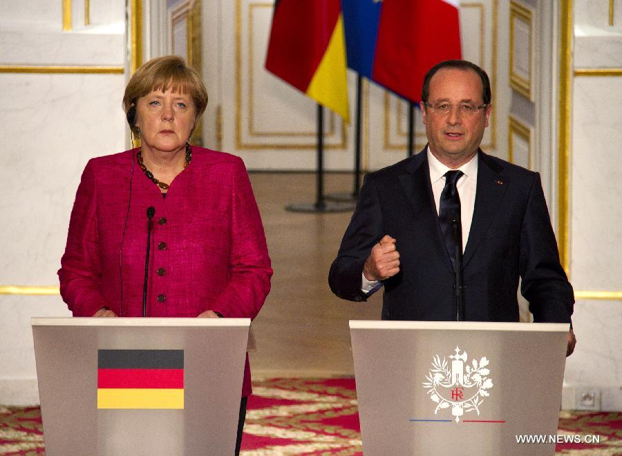French President Francois Hollande (R) and visiting German Chancellor Angela Merkel attend a joint press conference at the presidential Elysee Palace, in Paris, France, May 30, 2013. Hollande said Thursday he and Merkel have decided to push for a full-time chief to oversee the eurozone's economic policy. (Xinhua/Tang Ji) 