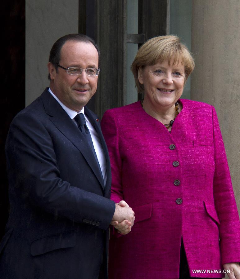 French President Francois Hollande (L) meets with visiting German Chancellor Angela Merkel at the presidential Elysee Palace, in Paris, France, May 30, 2013. Hollande said Thursday he and Merkel have decided to push for a full-time chief to oversee the eurozone's economic policy. (Xinhua/Tang Ji) 