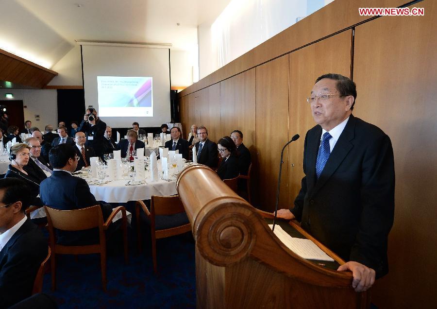 Yu Zhengsheng (R), chairman of the National Committee of the Chinese People's Political Consultative Conference, delivers a speech at a dinner party held by the Confederation of Finnish Industries in Helsinki, Finland, May 30, 2013. (Xinhua/Liu Jiansheng)