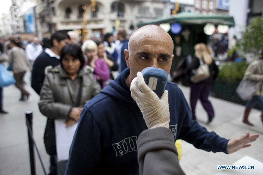 A resident is subjected to a medical test of carbon monoxide in his lungs at a stand placed by the Buenos Aires city's government on the Florida pedestrian walkway, in Buenos Aires, capital of Argentina, on May 31, 2013. The campaign was held under the framework of the World No Tobacco Day. (Xinhua/Martin Zabala) 
