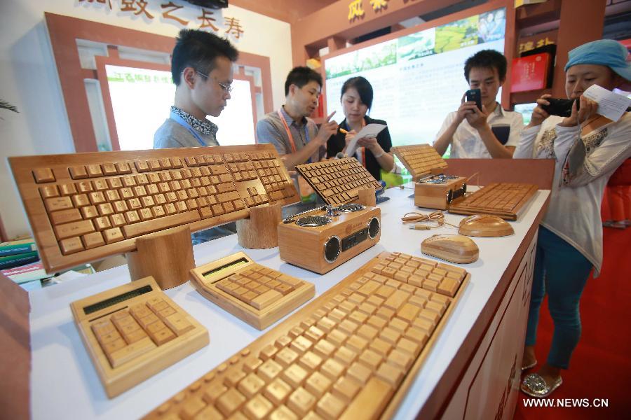 Visitors take photos of bamboo-made electronic products at China Beijing International Fair for Trade in Services (Beijing Fair) in Beijing, capital of China, May 31, 2013. (Xinhua/Chen Jingsu) 