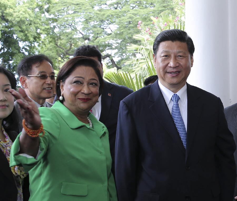 Chinese President Xi Jinping (R) is welcomed by Prime Minister of Trinidad and Tobago Kamla Persad-Bissessar before their talks in Port of Spain, Trinidad and Tobago, June 1, 2013. (Xinhua/Ding Lin)