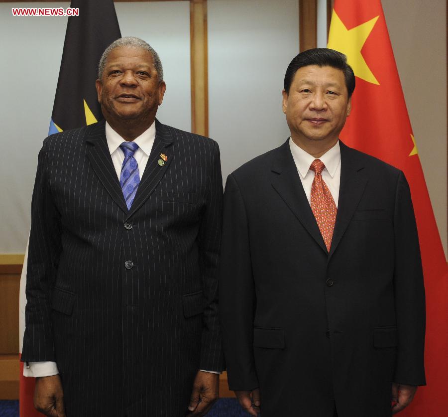 Chinese President Xi Jinping (R) meets with Antigua and Barbuda Prime Minister Baldwin Spencer in Port of Spain, Trinidad and Tobago, June 1, 2013. (Xinhua/Rao Aimin)