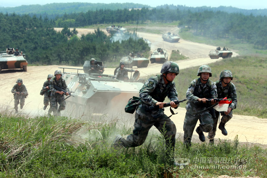A mechanized infantry brigade under the Nanjing Military Area Command (MAC) of the Chinese People's Liberation Army (PLA) conducted field-camping training and organized its armored infantrymen to carry out comprehensive live-ammunition drill in complex electromagnetic environment on May 22, 2013. (Chinamil.com.cn/Zhang Lei)