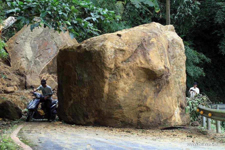 A giant rock blocks a road in Nantou County, southeast China's Taiwan, June 2, 2013. Three people died, one person missing and 20 others were injured, including 3 severely, in an earthquake that shook Nantou County on Sunday afternoon. (Xinhua)
