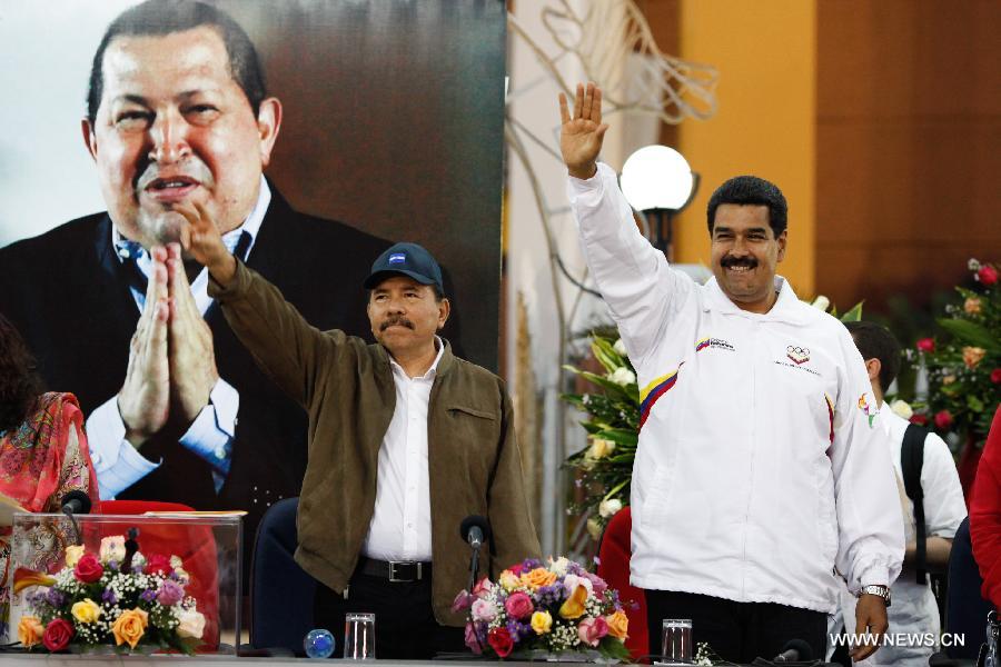 Image provided by Venezuela's Presidency shows Venezuelan President Nicolas Maduro(R) and his Nicaraguan counterpart Daniel Ortega greeting young people and local media representatives in Managua, capital of Nicaragua, on June 2, 2013. (Xinhua/Venezuela's Presidency) 