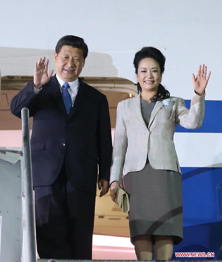 Chinese President Xi Jinping and his wife Peng Liyuan wave upon their arrival in San Jose, Costa Rica, June 2, 2013. Xi Jinping arrived here Sunday for a state visit to Costa Rica. (Xinhua/Lan Hongguang)