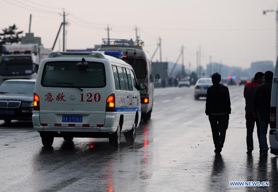 An ambulance carrying injured person runs to hospital after a fire occurred in a slaughterhouse owned by the Jilin Baoyuanfeng Poultry Company in Mishazi Township of Dehui City, northeast China's Jilin Province, June 3, 2013. Death toll from the poultry processing plant fire on Monday morning has risen to 119. Over 300 workers were in the plant when the accident happened. (Xinhua/Xu Chang)