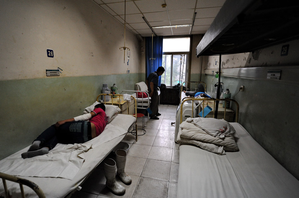 A badly injured worker who survived the deadly fire is received medical treatment in a hospital, Northeast China’s Jilin, June 3, 2013. A fire occurred on Monday in a slaughterhouse owned by the Jilin Baoyuanfeng Poultry Company in Mishazi Township of Dehui City, northeast China's Jilin. Death toll from the fire has risen to 119. Medical services and rescue work are still ongoing. (Photo/ Xinhua)