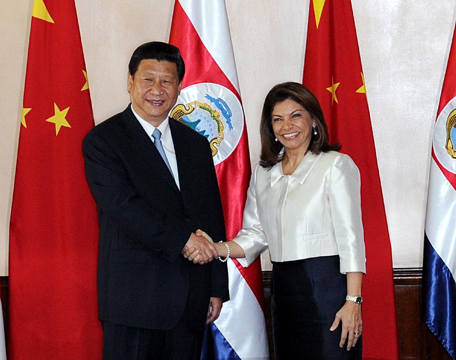 Chinese President Xi Jinping(L) shakes hands with Costa Rican President Laura Chinchilla during their talks in San Jose, Costa Rica, June 3, 2013. (Xinhua/Rao Aimin)