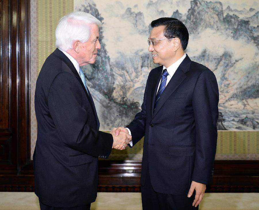 Chinese Premier Li Keqiang (R) shakes hands with President of the U.S. Chamber of Commerce Thomas Donohue during a seminar with a delegation of U.S. business leaders and former senior officials, in Beijing, capital of China, June 4, 2013. (Xinhua/Li Tao)