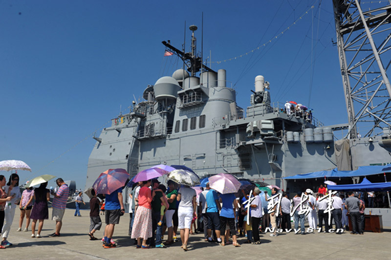 Residents of Zhanjiang city visit the guided-missile cruiser Shiloh of the U.S. Navy on June 1, 2013. (chinanil.com.cn/Tang Zhuoxiong)