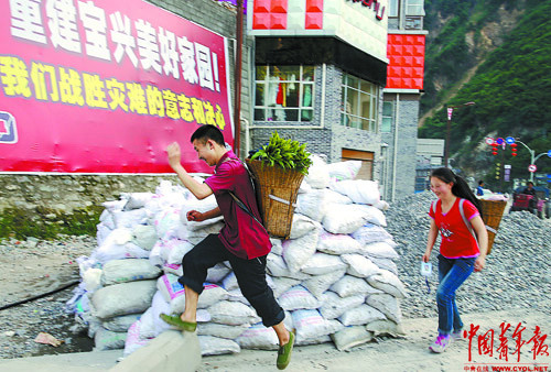 Liu Dongyi (L) and his younger sister send vegetables they grow to their uncle who lives in the county. Later, Liu has to go back to school to prepare for exams. Liu’s home was destroyed in the 7.0-magnitude earthquake. It was the first time for him to go home after the quake. (Photo/ China Youth News)